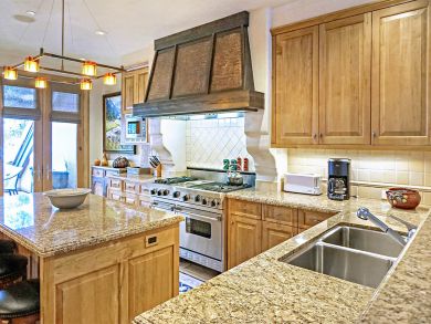 Luxury Ski Townhome Just a Short Walk to Ski Lifts.